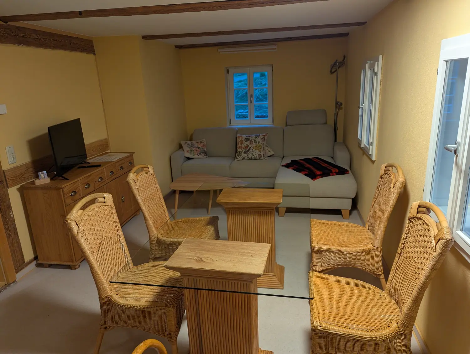  Ferienwohnungen Flachshäusl – Wohnzimmer Bloßstock